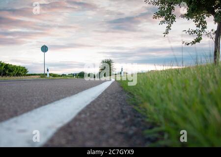 Country Road Landscape travel Evening Sky Worms-Ansicht Stockfoto