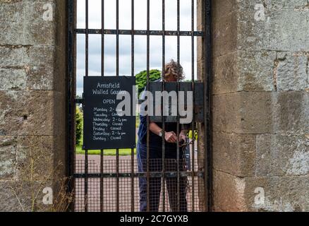 Freiwillige Entriegelung Eingangstor mit Öffnungszeiten, Amisfield Walled Garden, Haddington, East Lothian, Schottland, Großbritannien Stockfoto