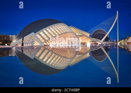 Foto der Stadt der Künste in Valencia zur blauen Stunde Stockfoto