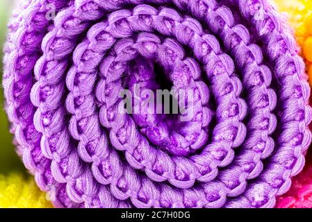 Hintergrund aus lila gewelltem Microfaser-Material, Vorderansicht, Makroaufnahme. Stockfoto