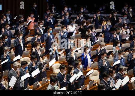 Seoul, Südkorea. Juli 2020. Die Mitglieder der Nationalversammlung, die Schutzmasken tragen, schwören bei der Eröffnungszeremonie der 21. Nationalversammlung in der Nationalversammlung in Seoul, Südkorea, am Donnerstag, dem 16. Juli 2020. Südkoreas Präsident Moon Jae-in sagte, er schwöhe, alle notwendigen Maßnahmen zu ergreifen, um die Eigenheimpreise inmitten reichlich Liquidität und niedriger Zinsen zu stabilisieren. (Foto: SeongJoon Cho/Pool/Sipa USA) Quelle: SIPA USA/Alamy Live News Stockfoto