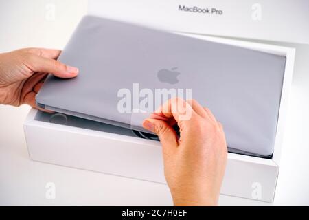 Tambow, Russische Föderation - 09. Juli 2020 Frau Auspacken neue MacBook Pro. Stockfoto