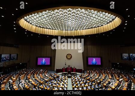 Seoul, Südkorea. Juli 2020. Moon Jae-in, der Präsident Südkoreas, spricht während der Eröffnungszeremonie der 21. Nationalversammlung in der Nationalversammlung in Seoul, Südkorea, am Donnerstag, dem 16. Juli 2020. Moon sagte, er schwöhe, alle notwendigen Maßnahmen zu ergreifen, um die Eigenheimpreise inmitten reichlich Liquidität und niedriger Zinsen zu stabilisieren. (Foto: SeongJoon Cho/Pool/Sipa USA) Quelle: SIPA USA/Alamy Live News Stockfoto