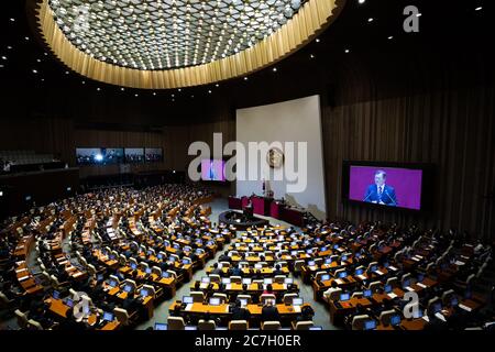 Seoul, Südkorea. Juli 2020. Moon Jae-in, der Präsident Südkoreas, spricht während der Eröffnungszeremonie der 21. Nationalversammlung in der Nationalversammlung in Seoul, Südkorea, am Donnerstag, dem 16. Juli 2020. Moon sagte, er schwöhe, alle notwendigen Maßnahmen zu ergreifen, um die Eigenheimpreise inmitten reichlich Liquidität und niedriger Zinsen zu stabilisieren. (Foto: SeongJoon Cho/Pool/Sipa USA) Quelle: SIPA USA/Alamy Live News Stockfoto