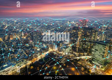 Drahtloses Kommunikationsnetz in Großstadt in Asien Konzept. Abstract Verbindung Netzwerk der Tokyo City Finanzdistrikt Hintergrund Stockfoto