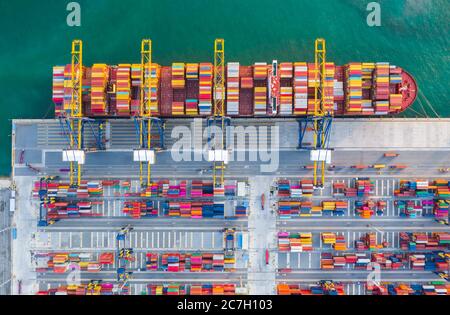 Draufsicht der Industriehafen mit Containern im Import-Export-Geschäft logistischen Transport von internationalen Hafen mit Schiffen im Hafen Stockfoto