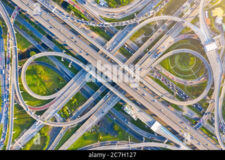 Luftaufnahme Aufnahmen von Autoverkehr der Schnellstraße und Kreuzung in der Stadt. Konzept oder Infrastruktur und Transport Stockfoto