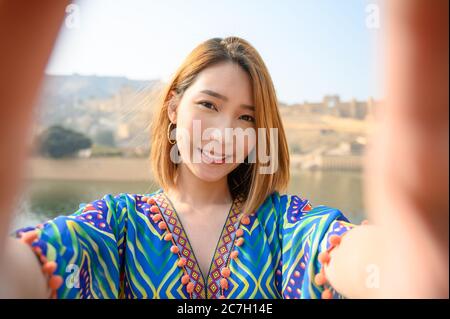 Junge Frau bunte Kleid Selfie selbst vor Bernstein Palast in Jaipur, rajasthan, Indien Stockfoto