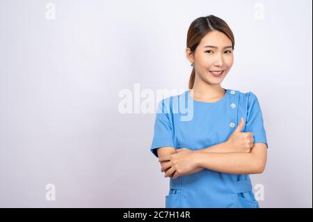 Porträt von jungen asiatischen Krankenschwester auf weißem Hintergrund Stockfoto