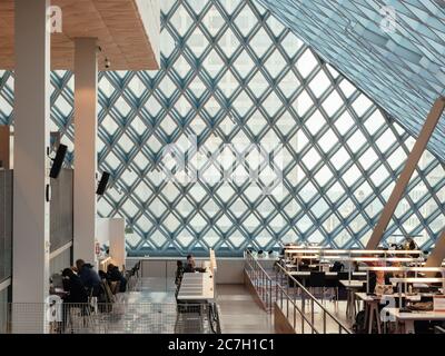 Seattle, Washington, Vereinigte Staaten von Amerika - Seattle Public Library entworfen vom berühmten Architekten Rem Koolhaas. Menschen, die Bücher lesen oder studieren. Stockfoto