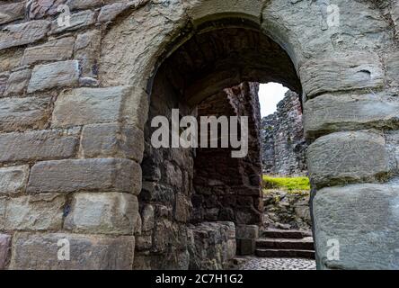 Blick durch gewölbte Eingangstür zu Hailes Castle Ruins, East Lothian, Schottland, Großbritannien Stockfoto