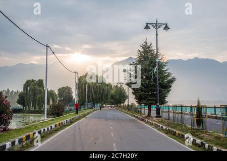 Leere Straßen bei Sonnenuntergang während der 2019 Lockdown in Kaschmir, Indien Stockfoto