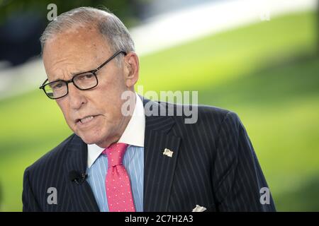 Washington, Usa. Juli 2020. Larry Kudlow, Direktor des Nationalen Wirtschaftsrates, spricht während eines Fernsehinterviews vor dem Weißen Haus in Washington DC am Freitag, dem 17. Juli 2020. Foto von Stefani Reynolds/UPI Kredit: UPI/Alamy Live Nachrichten Stockfoto