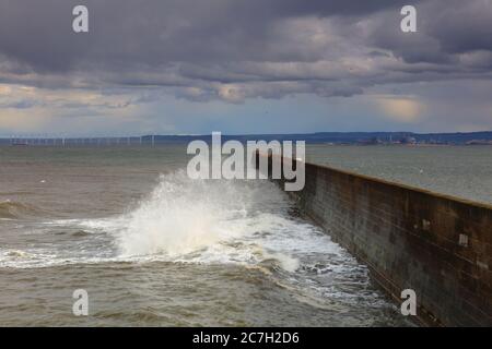 Stürmische Szene auf Hartlepool Headland mit teeside in der Ferne, County Durham, England, Großbritannien. Stockfoto