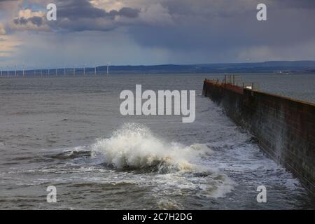 Stürmische Szene auf Hartlepool Headland mit teeside in der Ferne, County Durham, England, Großbritannien. Stockfoto