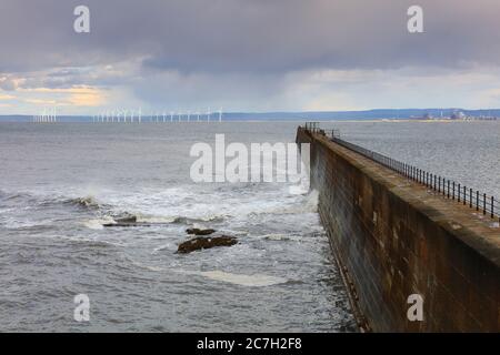 Stürmische Szene auf Hartlepool Headland mit Teeside in der Ferne, County Durham, England, Großbritannien. Stockfoto