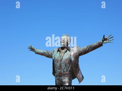 Polignano a Mare, Italien - 15. August 2014: Statue des italienischen Sängers und Liedermachers Domenico Modugno berühmt für das Lied Volare wurde in Poligna geboren Stockfoto