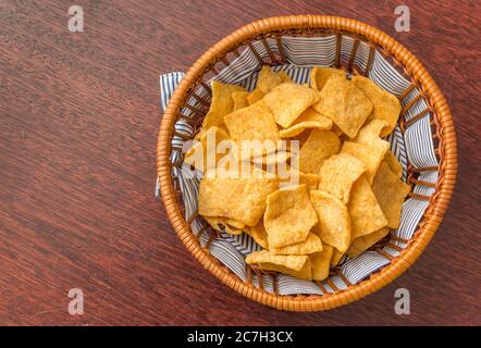 Traditionelle indonesische Casave Cracker, serviert in einem Korb Stockfoto