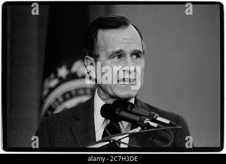 US-Präsidentschaftswahlkampf 1988 George H. W. Bush auf dem Wahlkampfweg während der New Hampshire Vorwahlen im Februar 1988 George Herbert Walker Bush (12. Juni 1924 – 30. November 2018) war ein amerikanischer Politiker, Diplomat, Und Geschäftsmann, der von 1989 bis 1993 als 41. Präsident der Vereinigten Staaten diente. Bush war Mitglied der Republikanischen Partei und diente auch im US-Repräsentantenhaus, als US-Botschafter bei den Vereinten Nationen, als Direktor des zentralen Nachrichtendienstes und als 43. Vizepräsident. Stockfoto