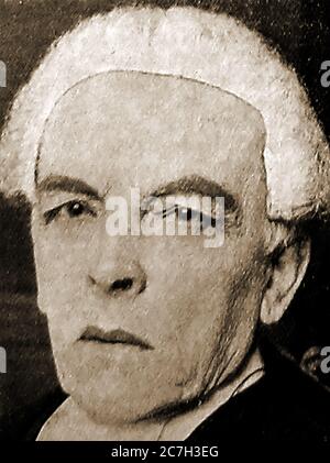 Ein Porträt von Lord Darling (Baron Darling, of Langham) von 1933 - Charles John Darling, 1. Baron Darling, PC ( 1849 – 1936) war ein englischer Anwalt, Politiker und Richter am Obersten Gerichtshof. Als Richter des Obersten Gerichtshofs erhielt er eine Ritterschaft und wurde der Queen's Bench Division zugewiesen. Extravagant und witzig ritt er regelmäßig auf einem Pferd mit einem Hut aus Seide zum Hof. Außerdem kombinierte er Journalismus mit seiner Karriere und schrieb für die St. James's Gazette, die Pall Mall Gazette und die Saturday Review. Stockfoto