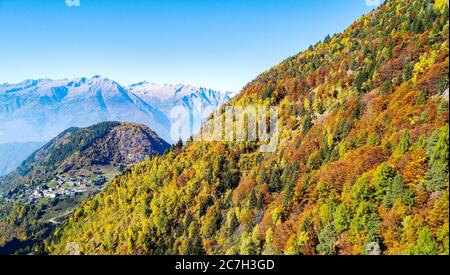 Val Tartano - Valtellina (IT) - Herbstpanoramik aus der Luft Stockfoto