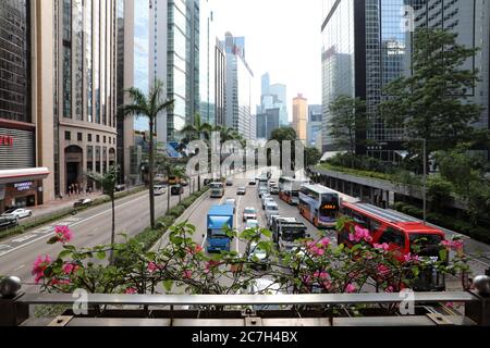 Hongkong. Juli 2020. Das Foto vom 14. Juli 2020 zeigt die Gloucester Road im südchinesischen Hongkong. Hongkong erlebte in den letzten Wochen ein Wiederaufleben von COVID-19-Fällen, was die Regierung dazu veranlasste, die präventiven und Kontrollbemühungen erneut zu verstärken, einschließlich des obligatorischen Maskenauftragens bei öffentlichen Verkehrsmitteln und der Schließung einiger Unterhaltungseinrichtungen. Quelle: Wu Xiaochu/Xinhua/Alamy Live News Stockfoto