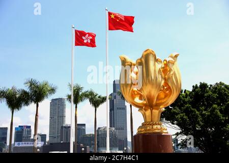 Hongkong, Golden Bauhinia Square im südchinesischen Hongkong. Juli 2020. Das Foto vom 14. Juli 2020 zeigt den Goldenen Bauhinia Platz im südchinesischen Hongkong, 14. Juli 2020. Hongkong erlebte in den letzten Wochen ein Wiederaufleben von COVID-19-Fällen, was die Regierung dazu veranlasste, die präventiven und Kontrollbemühungen erneut zu verstärken, einschließlich des obligatorischen Maskenauftragens bei öffentlichen Verkehrsmitteln und der Schließung einiger Unterhaltungseinrichtungen. Quelle: Wu Xiaochu/Xinhua/Alamy Live News Stockfoto