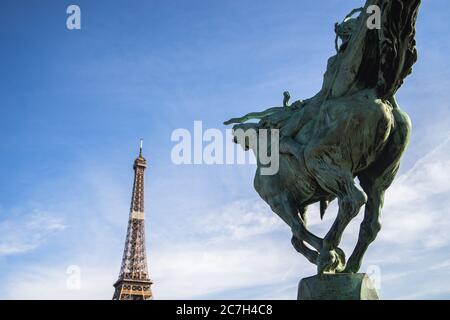 Statue von La France Renaissante mit dem Eiffelturm auf Der Hintergrund in Paris in Frankreich Stockfoto