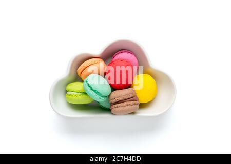 Bunte Süßigkeiten - Mini Bunte Makronen in Schale in Form von Wolke isoliert auf weißem Hintergrund Flat Lay Top View ungesunde und leckere Lebensmittel kreativ c Stockfoto