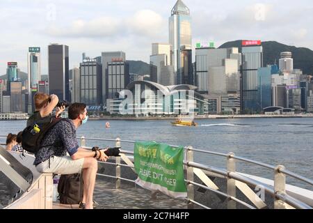 Hongkong. Juli 2020. Besucher fotografieren die Insel Hongkong im südchinesischen Hongkong, 14. Juli 2020. Hongkong erlebte in den letzten Wochen ein Wiederaufleben von COVID-19-Fällen, was die Regierung dazu veranlasste, die präventiven und Kontrollbemühungen erneut zu verstärken, einschließlich des obligatorischen Maskenauftragens bei öffentlichen Verkehrsmitteln und der Schließung einiger Unterhaltungseinrichtungen. Quelle: Wu Xiaochu/Xinhua/Alamy Live News Stockfoto