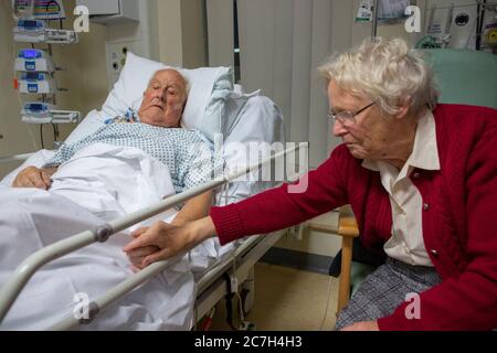 Älterer Mann in den Achtzigern erholt sich von einer Herzoperation im Southampton General Hospital, Hampshire, England, Vereinigtes Königreich Stockfoto