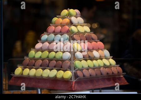 Macarons aufgereiht auf der Pyramidenbank. Nahaufnahme. Stockfoto