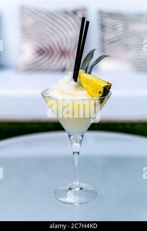 Ein Nahaufnahme Bild von einem gefrorenen Obst Pina Colada alkoholischen Cocktail auf einem Tisch Stockfoto