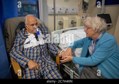 Älterer Mann in den Achtzigern erholt sich von einer Herzoperation im Southampton General Hospital, Hampshire, England, Vereinigtes Königreich Stockfoto