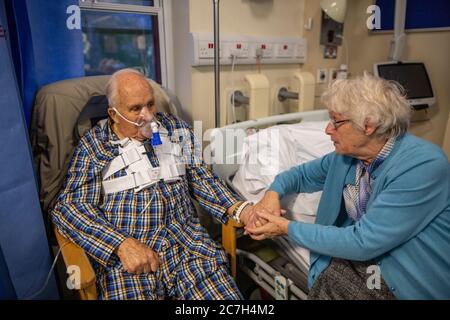 Älterer Mann in den Achtzigern erholt sich von einer Herzoperation im Southampton General Hospital, Hampshire, England, Vereinigtes Königreich Stockfoto