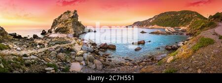 Luftaufnahme der berühmten kleinen Kirche Agios Ioannis. Es liegt in der Region Kastri, ca. 7km östlich von Glossa, Skopelos Sporaden, Griechenland. Stockfoto