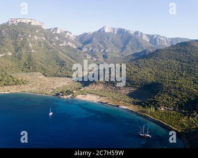 Luftaufnahme eines Segelbootes in Mersincik Cove, Datca Peninsula Türkei Stockfoto