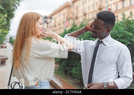 Ellenbogen Beule Gruß, um die Ausbreitung von Coronavirus zu vermeiden. Schwarzer Mann und kaukasische Frau verwenden Ellbogen statt Handflächen für die Begrüßung Stockfoto