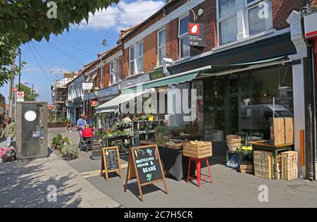 Honor Oak, London, Großbritannien. Belebte Geschäfte und Cafés auf Stondon Park. Stockfoto