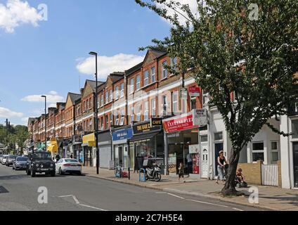 Honor Oak, London, Großbritannien. Geschäfte und Cafés im Honor Oak Park, der Haupteinkaufsstraße in diesem Vorort von London im Süden. Stockfoto