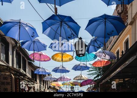 SKOPJE, MAZEDONIEN - 08. Dez 2019: Architektur und Straßenleben in Skopje, der Hauptstadt von Nord-Mazedonien. Stockfoto