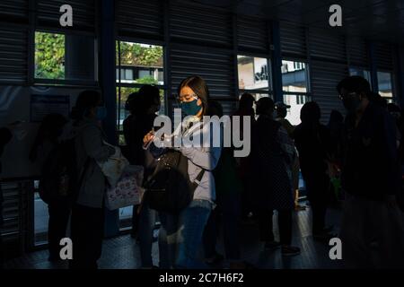 Jakarta, Jakarta, Indonesien. Juli 2020. Frauen, die Schutzkleidung tragen, um am 17. Juli 2020 auf der Harmoni Central Busway Station in Jakarta, Indonesien, gegen das neue Coronavirus vorzugehen. Nach Angaben des Gesundheitsministeriums stiegen die COVID-19-Fälle in Indonesien innerhalb eines Tages um 1,462 auf 83,130, wobei die Zahl der Todesopfer um 84 auf 3,957 ansteigt. In den letzten 24 Stunden verzeichneten neun Provinzen eine hohe Zahl von Fällen. Quelle: Ariadi Hikmal/ZUMA Wire/Alamy Live News Stockfoto