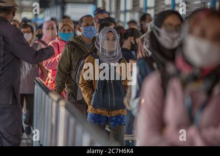 Jakarta, Jakarta, Indonesien. Juli 2020. Schutzkleidung als Vorsichtsmaßnahme gegen das neue Coronavirus am 17. Juli 2020 an der Harmoni Central Busway Station in Jakarta, Indonesien. Nach Angaben des Gesundheitsministeriums stiegen die COVID-19-Fälle in Indonesien innerhalb eines Tages um 1,462 auf 83,130, wobei die Zahl der Todesopfer um 84 auf 3,957 ansteigt. In den letzten 24 Stunden verzeichneten neun Provinzen eine hohe Zahl von Fällen. Quelle: Ariadi Hikmal/ZUMA Wire/Alamy Live News Stockfoto