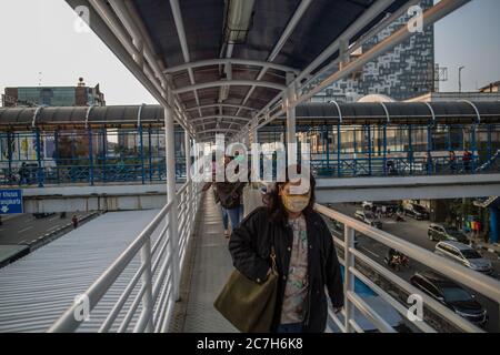 Jakarta, Jakarta, Indonesien. Juli 2020. Menschen, die am 17. Juli 2020 an der Harmoni Central Busway Station in Jakarta, Indonesien, eine Maske tragen, um gegen das neue Coronavirus vorzugehen. Nach Angaben des Gesundheitsministeriums stiegen die COVID-19-Fälle in Indonesien innerhalb eines Tages um 1,462 auf 83,130, wobei die Zahl der Todesopfer um 84 auf 3,957 ansteigt. In den letzten 24 Stunden verzeichneten neun Provinzen eine hohe Zahl von Fällen. Quelle: Ariadi Hikmal/ZUMA Wire/Alamy Live News Stockfoto