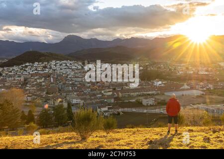 Europa, Spanien, Katalonien, Provinz Gerona, Garrotxa, Olot, Wanderer genießt den Blick vom Montsacopa Vulkan nach Olot bei Sonnenuntergang Stockfoto