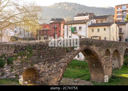 Europa, Spanien, Katalonien, Provinz Girona, La Garrotxa, Blick auf die mittelalterliche Steinbrücke in Sant Joan les Fonts Stockfoto