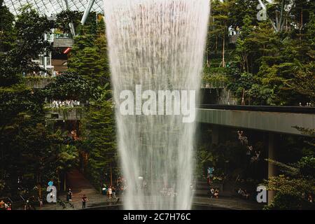 Changi Flughafen Brunnen umgeben von Grün und Menschen während des Tages Stockfoto