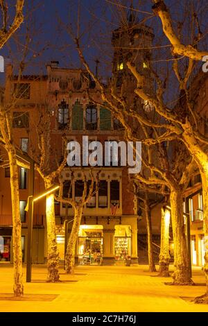 Europa, Spanien, Katalonien, Provinz Girona, Garrotxa, Olot, Blick über die Fußgängerzone Passeig de l'Escultor Miquel Blay zur Kirche Sant Esteve Stockfoto