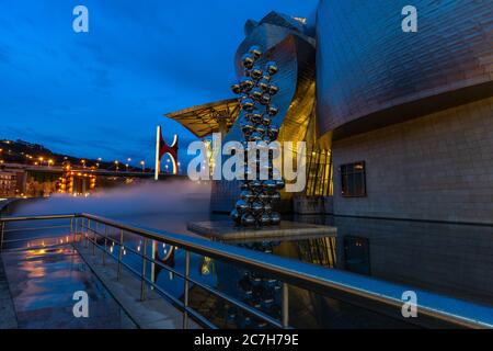 Europa, Spanien, Baskenland, Vizcaya Provinz, Bilbao, Guggenheim Museum Bilbao am Abend