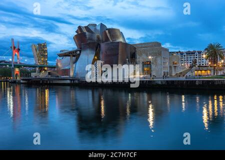 Europa, Spanien, Baskenland, Vizcaya Provinz, Bilbao, Guggenheim Museum Bilbao am Abend Stockfoto